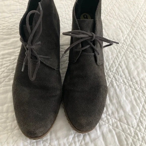 Great condition Franco Sarto Women’s Sz 9 Gray Suede Wedge Heel Lace-Up Booties - Picture 12 of 12